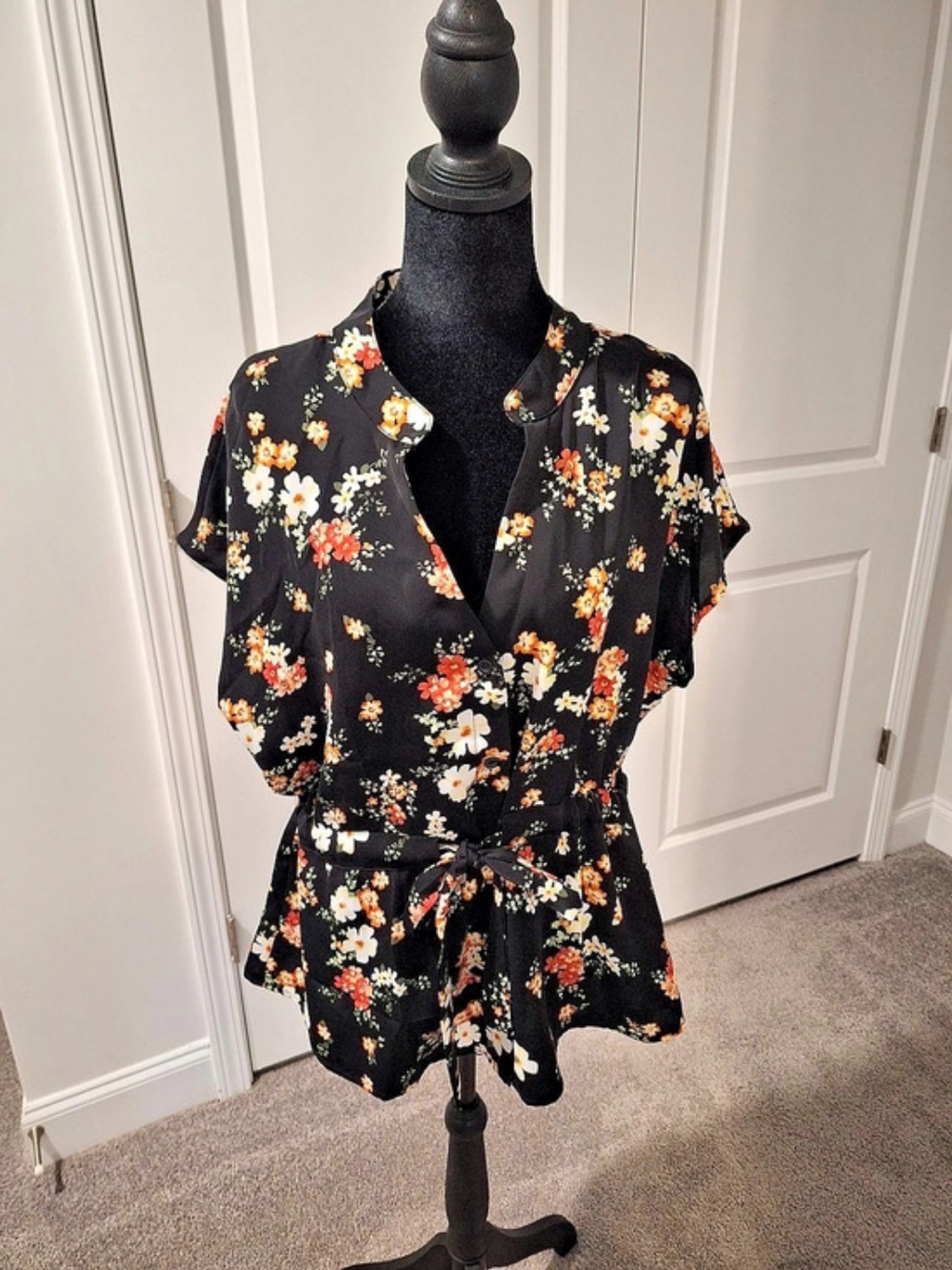 Cici Floral Shirt in Black Size Large Like New